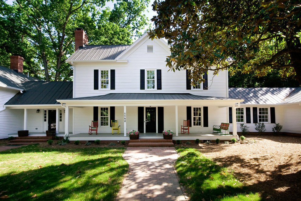 Zweistöckiges, Großes Country Haus mit weißer Fassadenfarbe, Satteldach und Blechdach in Raleigh