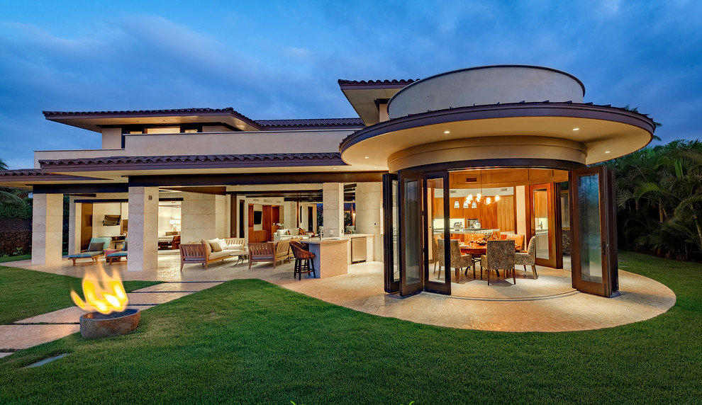 Zweistöckiges Modernes Haus mit beiger Fassadenfarbe in Hawaii