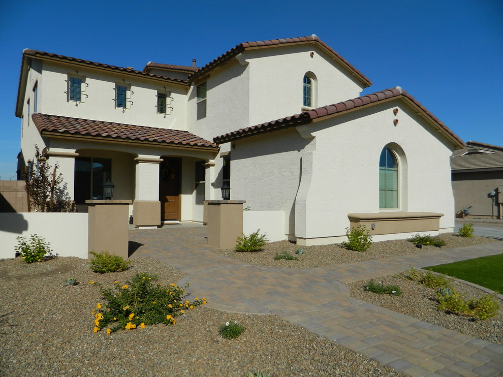 Diseño de fachada de casa blanca de estilo americano de tamaño medio de dos plantas con revestimiento de estuco, tejado a dos aguas y tejado de teja de barro