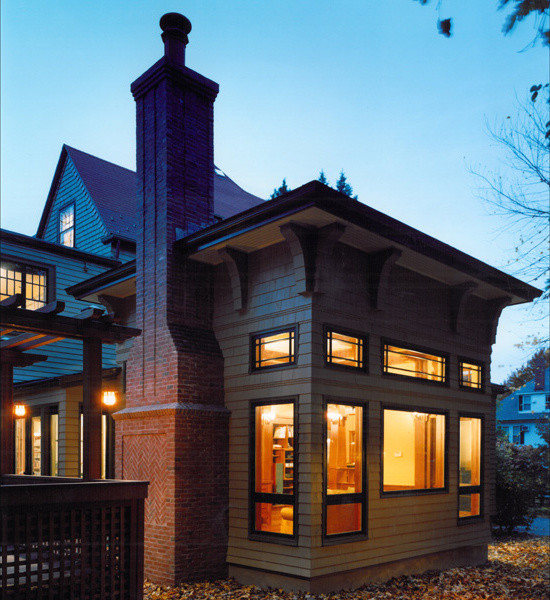 Immagine della facciata di una casa grande beige american style a due piani con rivestimento in legno