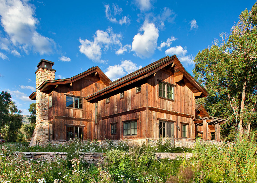 Réalisation d'une façade de maison chalet en bois à un étage.