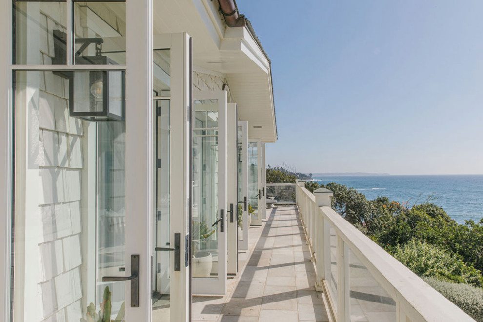 Geräumiges, Zweistöckiges Maritimes Haus mit weißer Fassadenfarbe und Schindeldach in Los Angeles