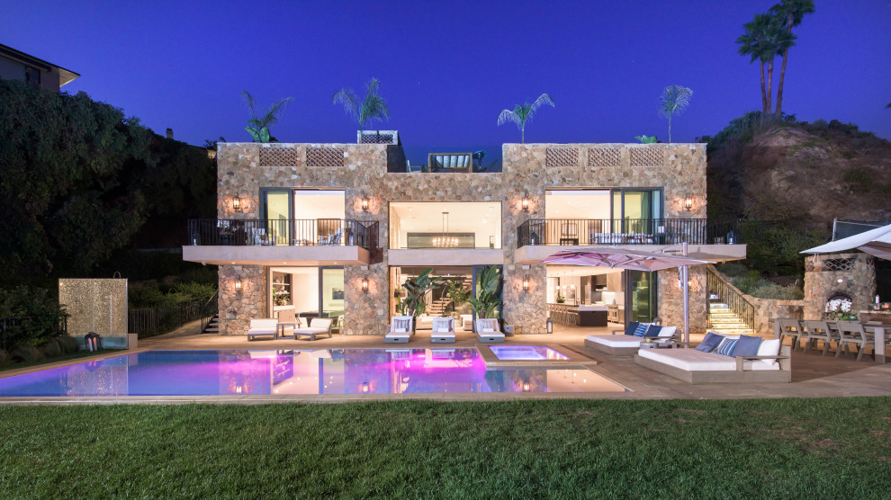 Großes, Zweistöckiges Mediterranes Einfamilienhaus mit Steinfassade, brauner Fassadenfarbe, Flachdach und Ziegeldach in Los Angeles