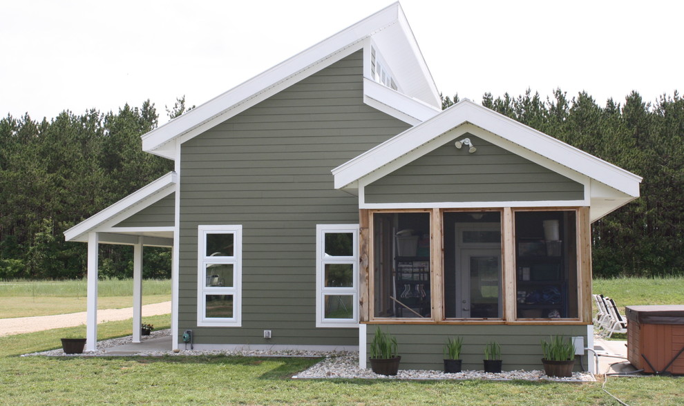 Kleines, Zweistöckiges Modernes Haus mit Faserzement-Fassade, grüner Fassadenfarbe und Pultdach in Grand Rapids