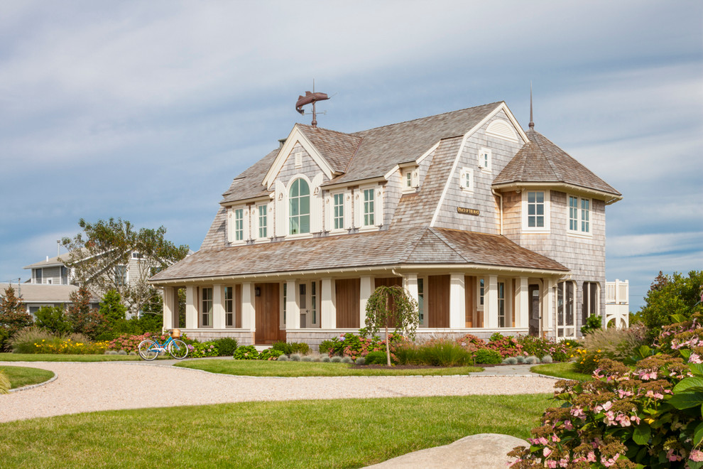 Idee per la villa grande beige stile marinaro a due piani con tetto a mansarda, rivestimento in legno e copertura a scandole