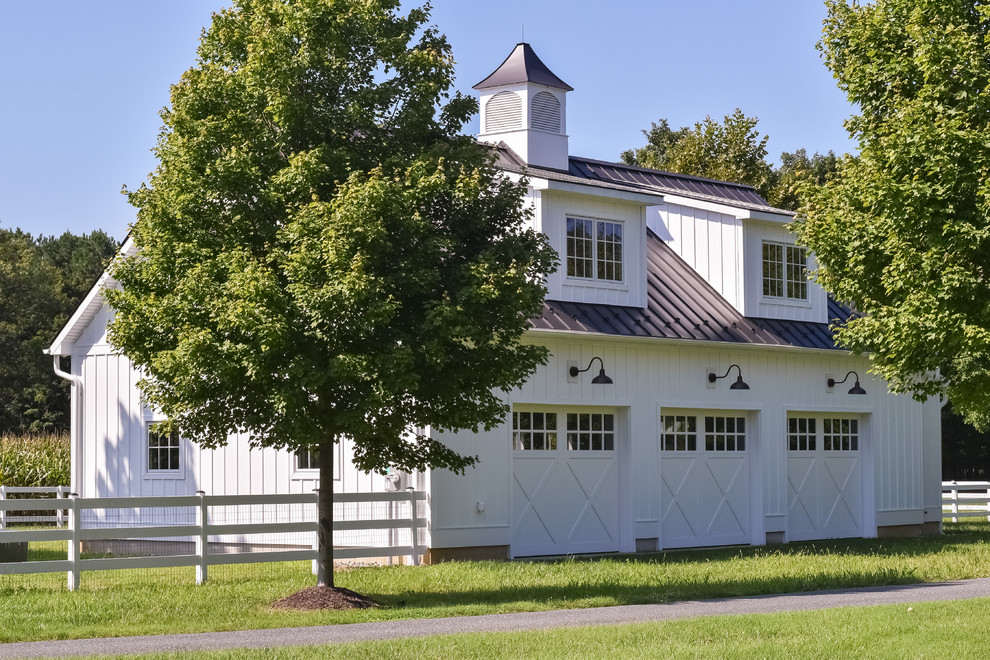 На фото: одноэтажный, белый дом в стиле кантри с двускатной крышей и металлической крышей
