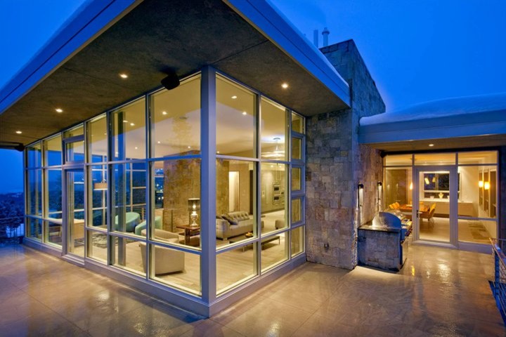Ispirazione per la villa grande beige contemporanea a un piano con rivestimento in vetro, tetto piano e copertura in metallo o lamiera