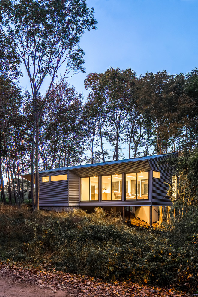 Kleines, Einstöckiges Modernes Einfamilienhaus mit Metallfassade, grauer Fassadenfarbe, Pultdach und Blechdach in Portland Maine