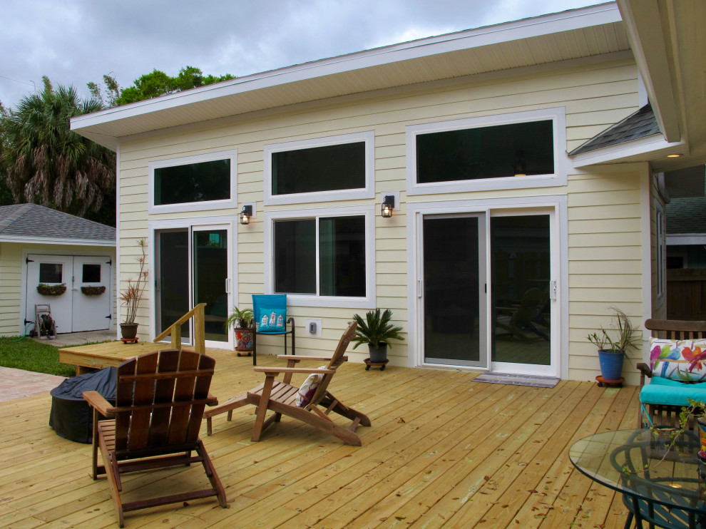 Kleines, Einstöckiges Modernes Einfamilienhaus mit Faserzement-Fassade, gelber Fassadenfarbe, Pultdach und Schindeldach in Tampa