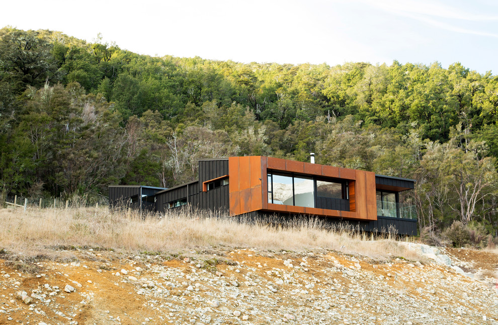 Mittelgroße, Einstöckige Moderne Holzfassade Haus mit schwarzer Fassadenfarbe in Sonstige