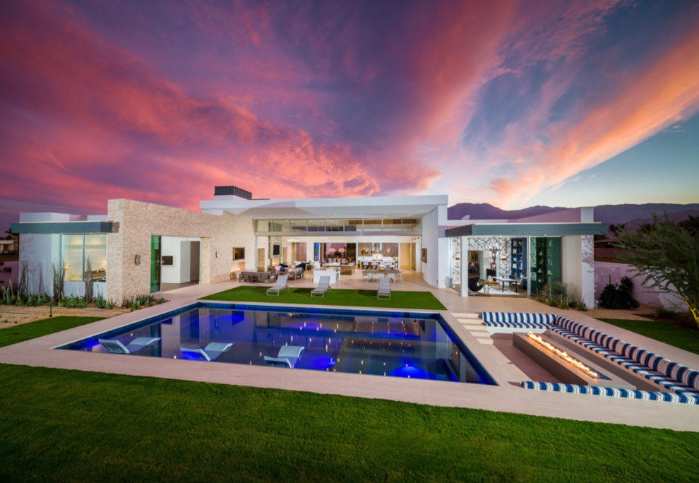 Großes, Einstöckiges Modernes Einfamilienhaus mit Mix-Fassade, bunter Fassadenfarbe und Flachdach in Los Angeles