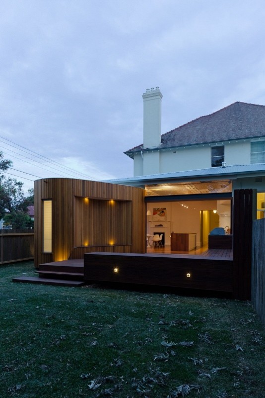 Idee per la facciata di una casa piccola bianca contemporanea a due piani con rivestimento in legno e tetto a capanna