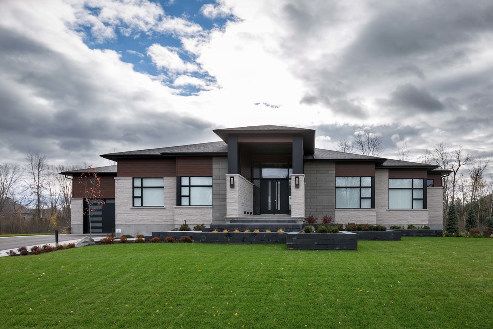 Großes, Einstöckiges Modernes Einfamilienhaus mit Metallfassade, grauer Fassadenfarbe, Walmdach und Schindeldach in Ottawa
