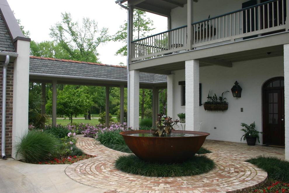 Imagen de fachada blanca campestre de tamaño medio de dos plantas con revestimientos combinados y tejado a dos aguas