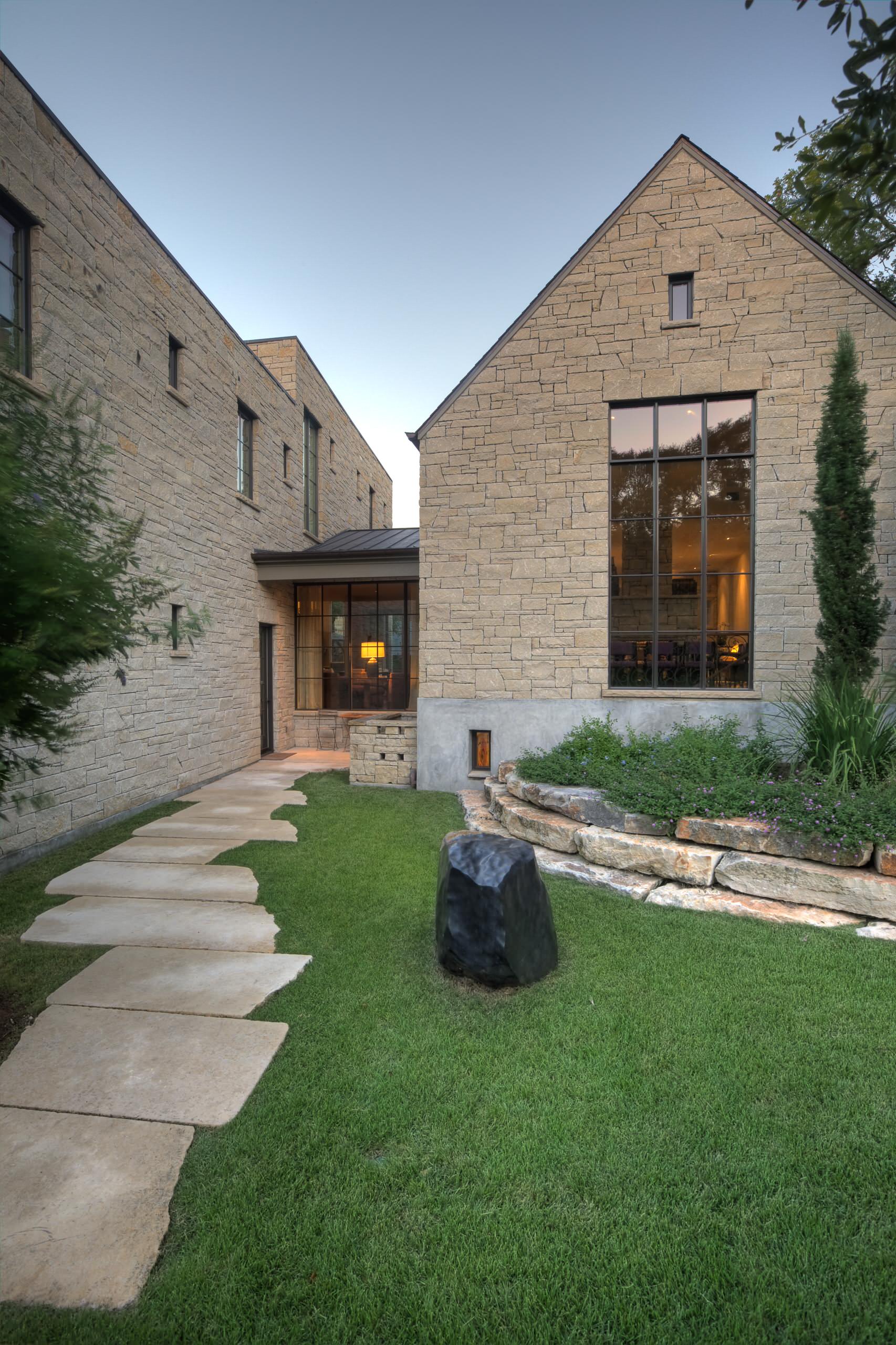 Дом в торонто частный со двором. Дом с двориком. Особняк в американском стиле. Панорама дачного участка. Панорама двора частного дома.