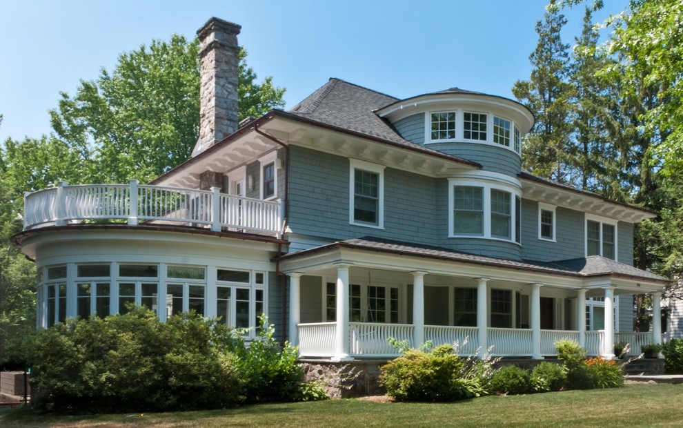Cette photo montre une façade de maison grise victorienne en bois à un étage.