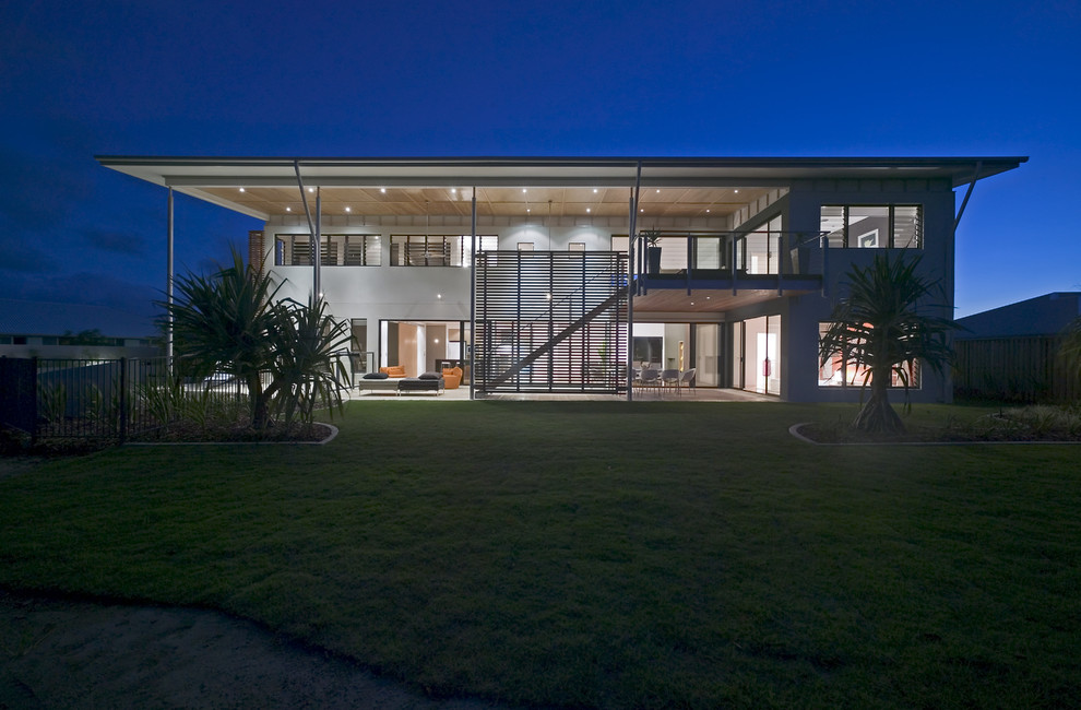 Großes, Zweistöckiges Modernes Haus mit Betonfassade und weißer Fassadenfarbe in Sunshine Coast