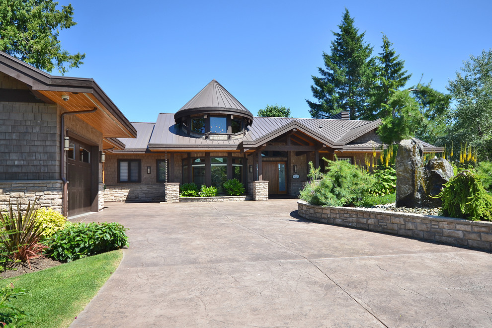 Exemple d'une très grande façade de maison beige tendance à un étage avec un revêtement mixte, un toit à quatre pans et un toit en métal.