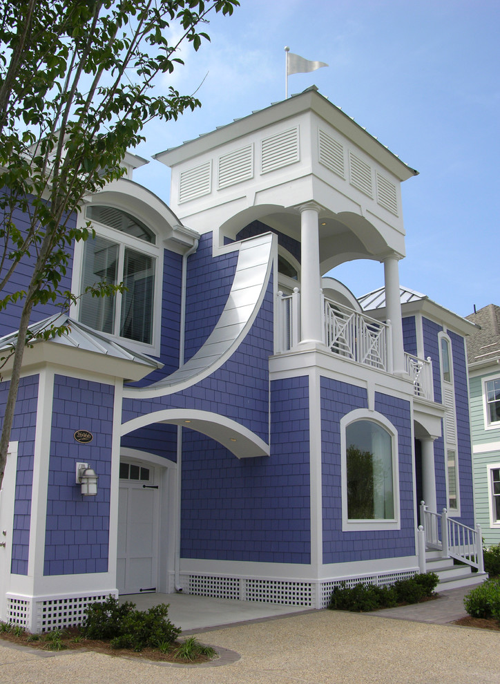 Ispirazione per la villa grande blu stile marinaro a due piani con rivestimento in legno, tetto a padiglione e copertura in metallo o lamiera