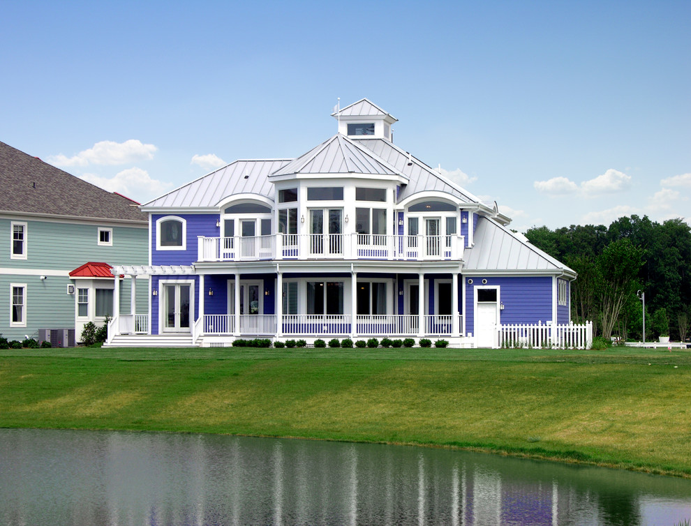 Источник вдохновения для домашнего уюта: двухэтажный, большой, деревянный, фиолетовый частный загородный дом в морском стиле с вальмовой крышей и металлической крышей