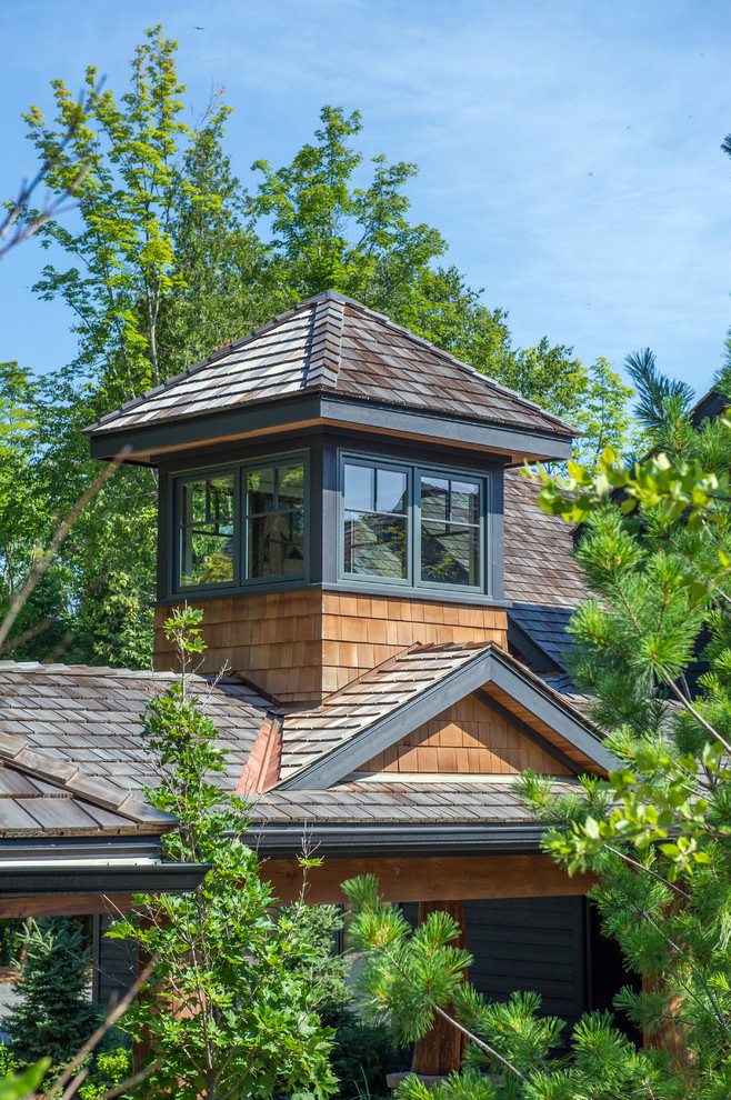 Diseño de fachada de estilo americano de dos plantas con revestimientos combinados y tejado a dos aguas