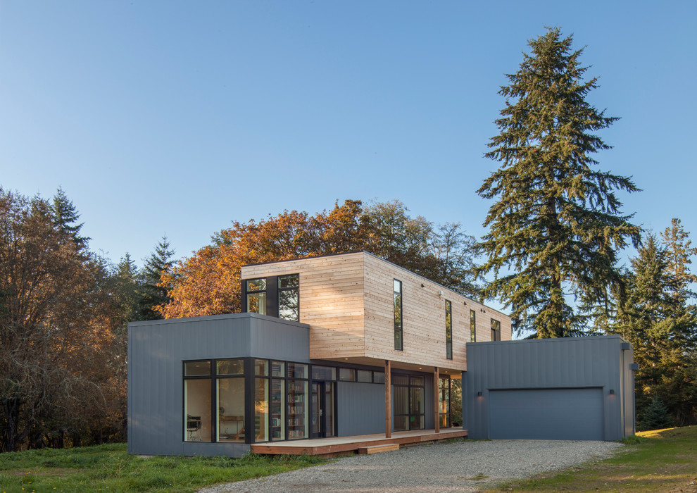 Diseño de fachada minimalista pequeña de dos plantas con revestimientos combinados y tejado plano