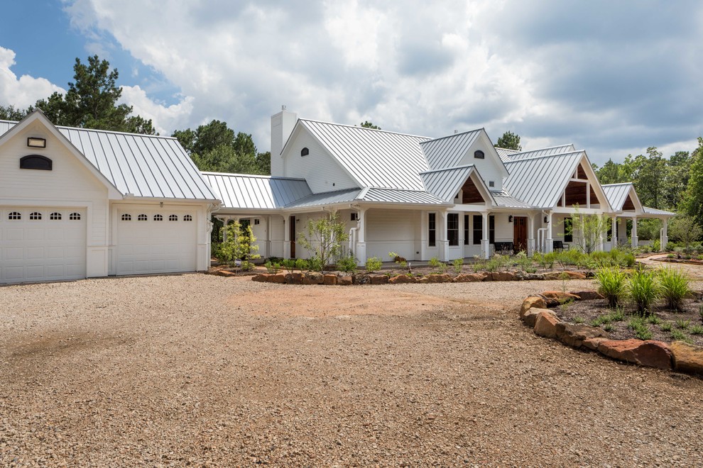 Immagine della villa bianca country a un piano con tetto a capanna e copertura in metallo o lamiera