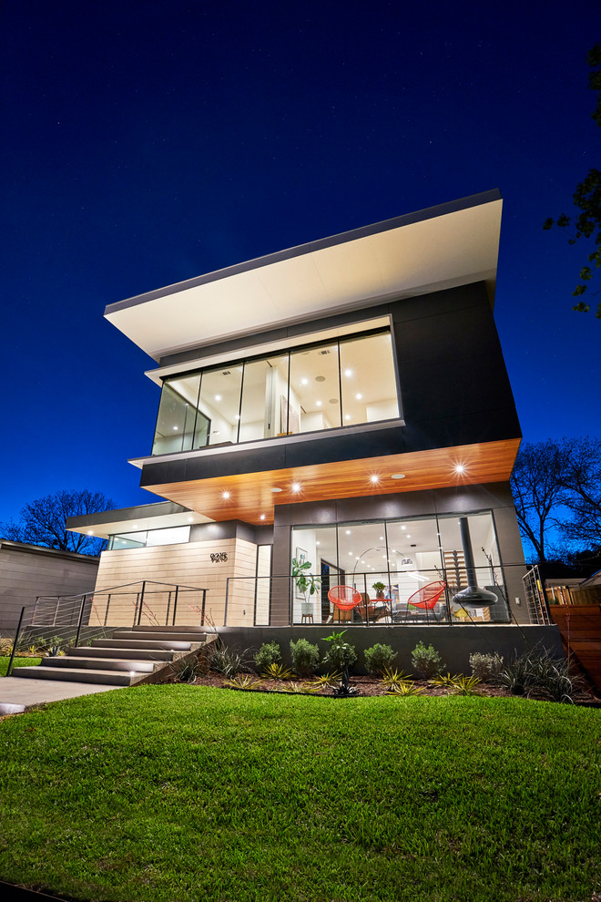 Mittelgroßes, Zweistöckiges Modernes Einfamilienhaus mit Faserzement-Fassade und Flachdach in Dallas