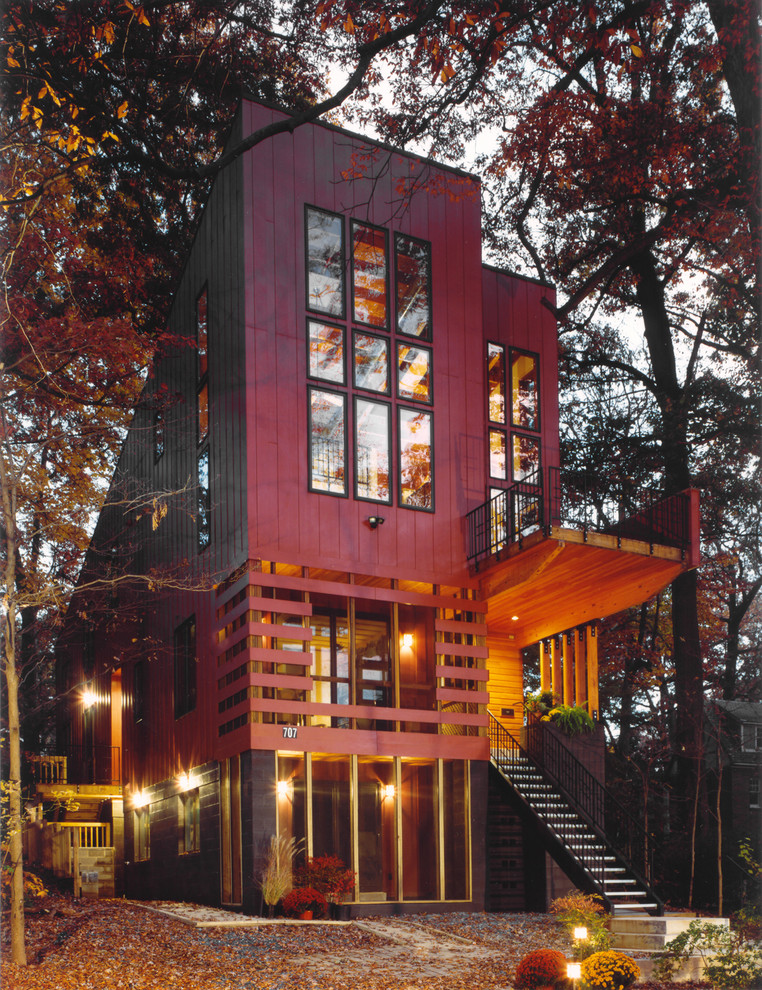 Источник вдохновения для домашнего уюта: трехэтажный, красный дом среднего размера в стиле модернизм с облицовкой из ЦСП и односкатной крышей