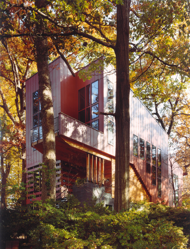Idéer för ett mellanstort modernt rött hus, med tre eller fler plan, fiberplattor i betong och pulpettak