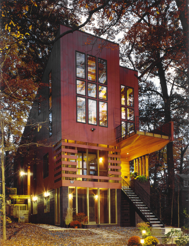 Idee per la casa con tetto a falda unica rosso contemporaneo a tre piani di medie dimensioni con rivestimento con lastre in cemento