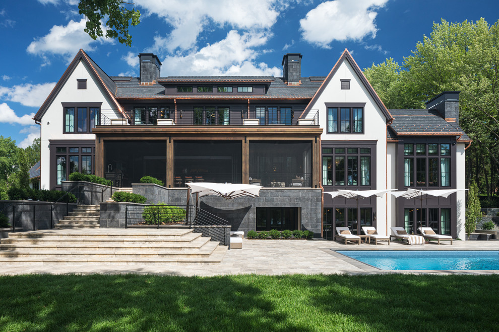 Dreistöckiges Klassisches Einfamilienhaus mit bunter Fassadenfarbe und Satteldach in Minneapolis