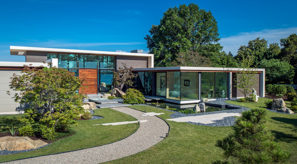Einstöckiges Modernes Haus mit Glasfassade und Flachdach in Sonstige