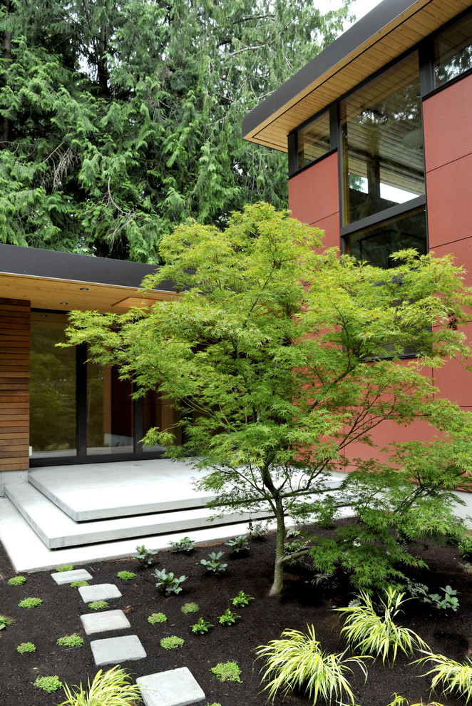 This is an example of a contemporary two floor house exterior in Seattle.