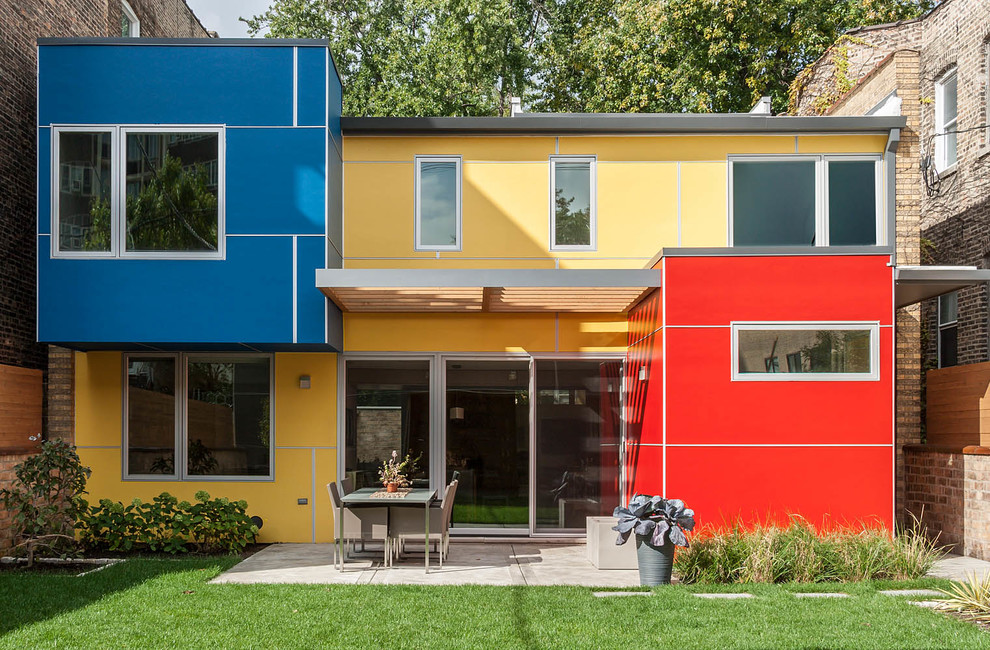 Modern inredning av ett stort flerfärgat hus, med platt tak, allt i ett plan och blandad fasad