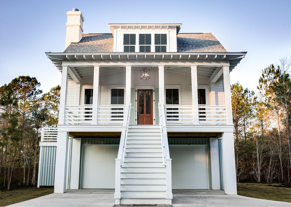 Esempio della villa bianca stile marinaro a due piani di medie dimensioni con rivestimento con lastre in cemento, tetto a capanna e copertura a scandole