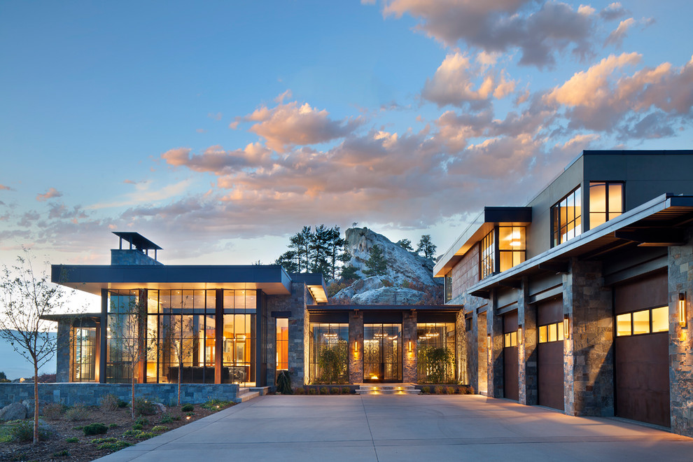 Geräumiges, Zweistöckiges Modernes Einfamilienhaus mit grauer Fassadenfarbe und Flachdach in Denver