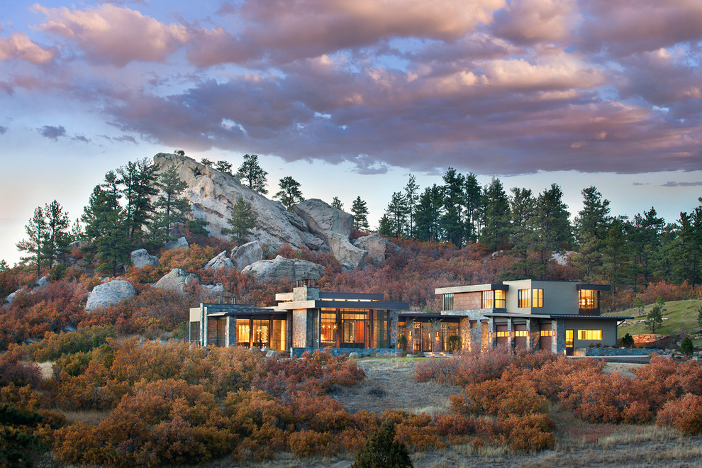 Geräumiges, Zweistöckiges Modernes Einfamilienhaus mit grauer Fassadenfarbe in Denver