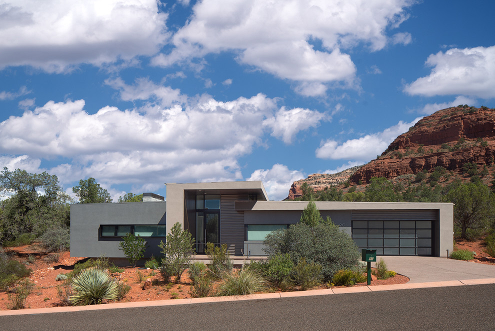 Diseño de fachada de casa gris contemporánea de tamaño medio de una planta con revestimiento de metal y tejado plano