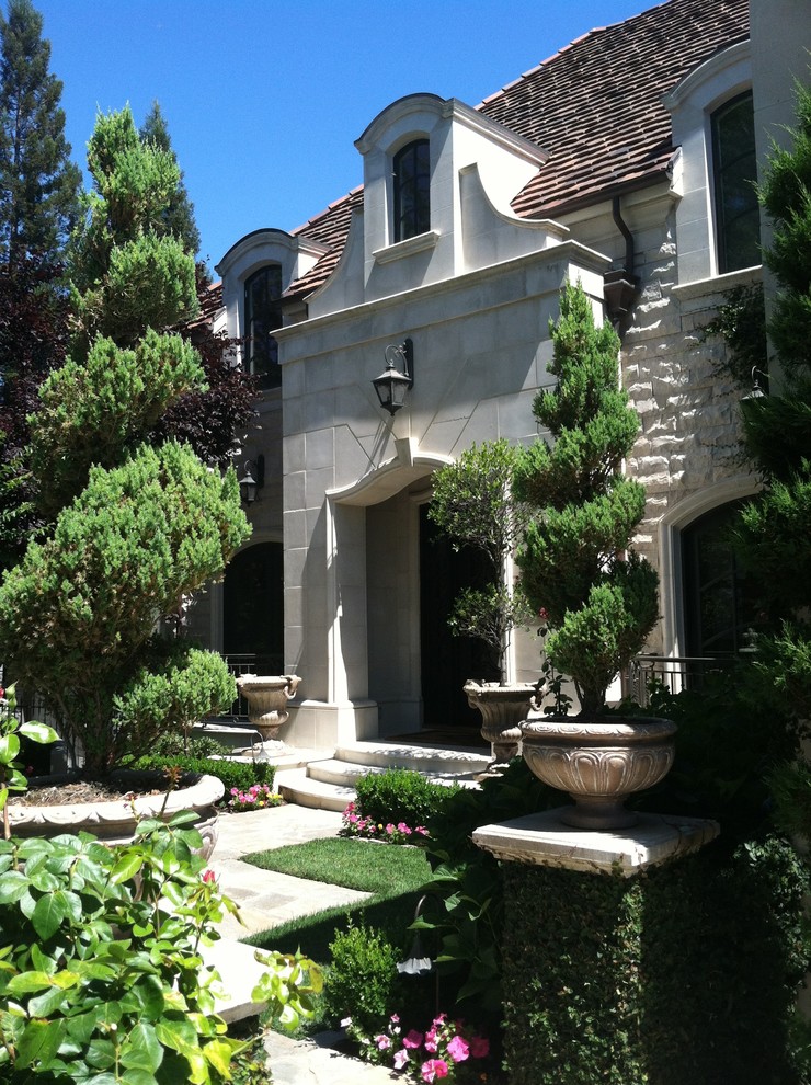 Design ideas for a classic house exterior in Sacramento.
