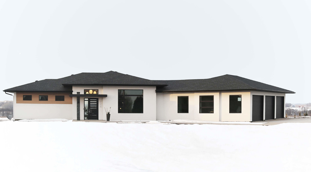 Пример оригинального дизайна: двухэтажный, белый дом среднего размера в современном стиле с облицовкой из цементной штукатурки и вальмовой крышей