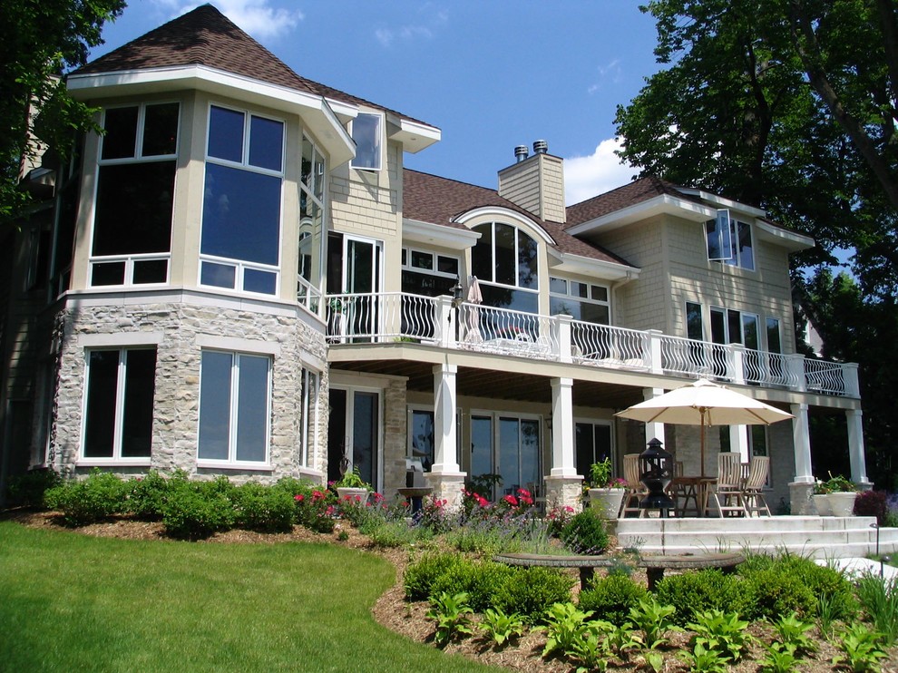 Ispirazione per la facciata di una casa ampia beige stile marinaro a tre piani con rivestimento in pietra