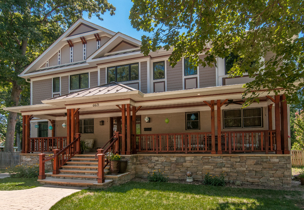 Exemple d'une grande façade de maison marron craftsman à deux étages et plus avec un revêtement mixte.