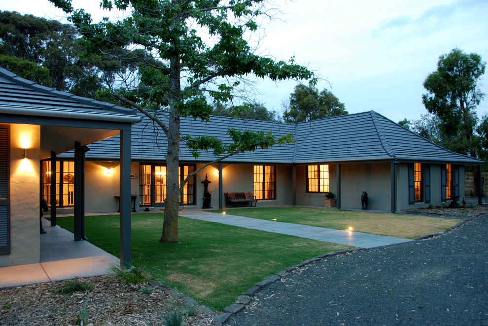 Großes, Einstöckiges Country Einfamilienhaus mit Backsteinfassade, grauer Fassadenfarbe, Walmdach und Schindeldach in Geelong