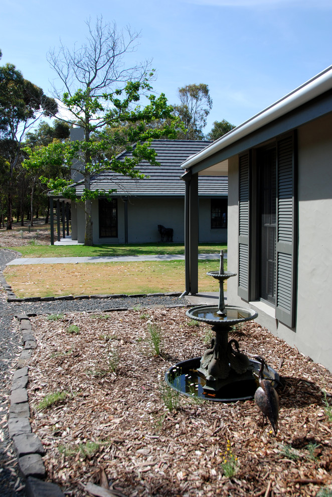 Großes, Einstöckiges Landhaus Einfamilienhaus mit Backsteinfassade, grauer Fassadenfarbe, Walmdach und Schindeldach in Geelong