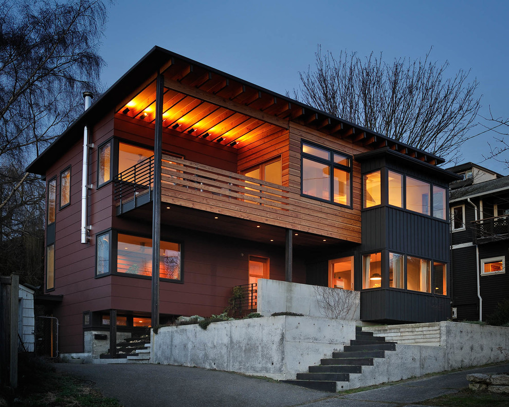 Esempio della facciata di una casa contemporanea a due piani