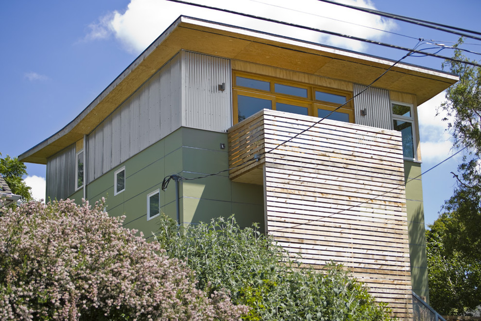 Ispirazione per la facciata di una casa moderna con rivestimento in metallo