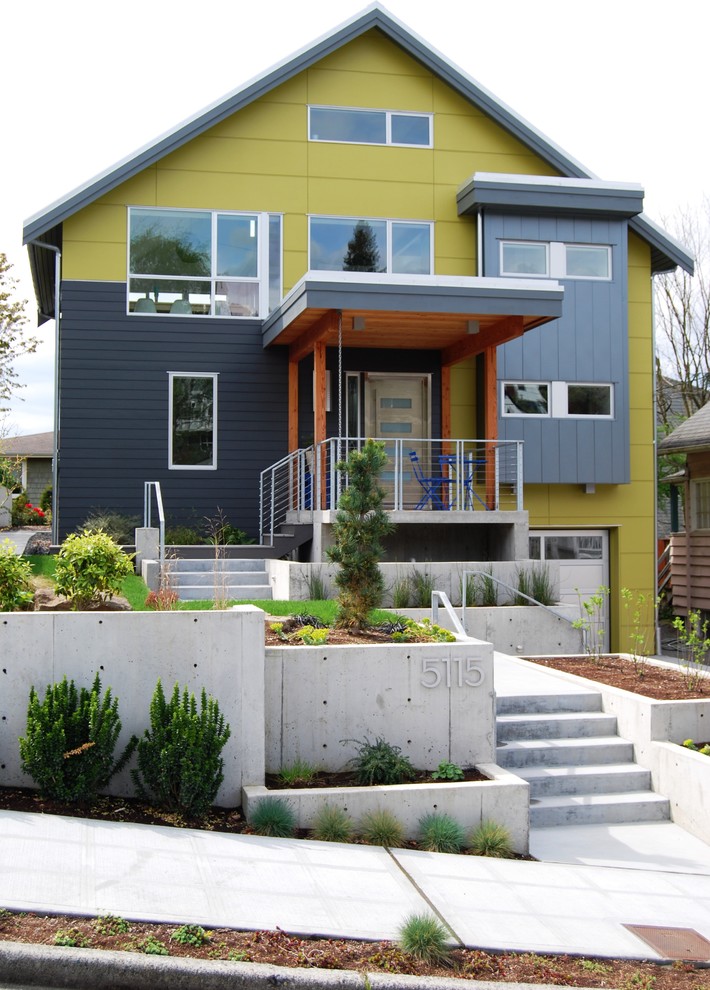 Dreistöckiges Modernes Haus mit Mix-Fassade und grüner Fassadenfarbe in Seattle