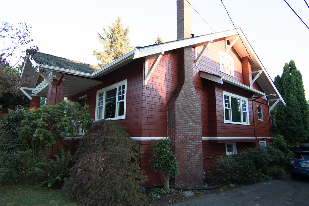 На фото: двухэтажный, деревянный, красный дом среднего размера в стиле кантри с двускатной крышей