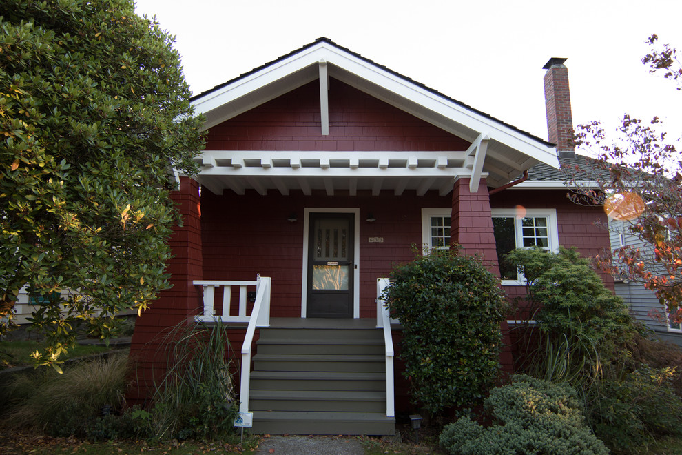Idee per la facciata di una casa rossa american style a due piani di medie dimensioni con rivestimento in legno e tetto a capanna